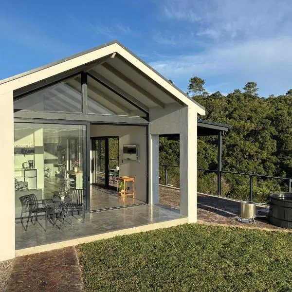Hillandale Huddle - modern forest cabin near Plett, hotel in Plettenberg Bay