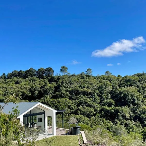 Hillandale Huddle - modern forest cabin near Plett, hotel in Plettenberg Bay