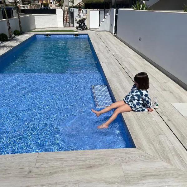 Beach bungalow with swiming pool and long terrace, hotel v destinaci San Javier