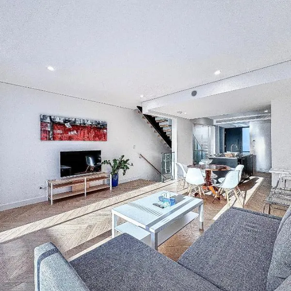 Modern 3BR Townhouse - Sleeps 10 - 2-Car Garage, khách sạn ở Sydney