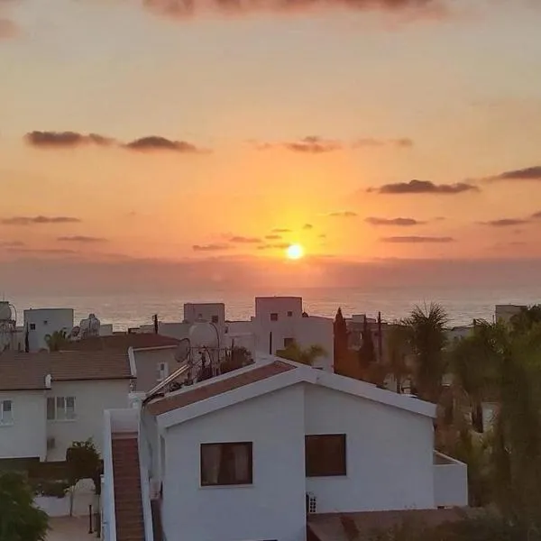 260 m to Beach, Sea&Sunset view terrasa, hotel in Chlorakas