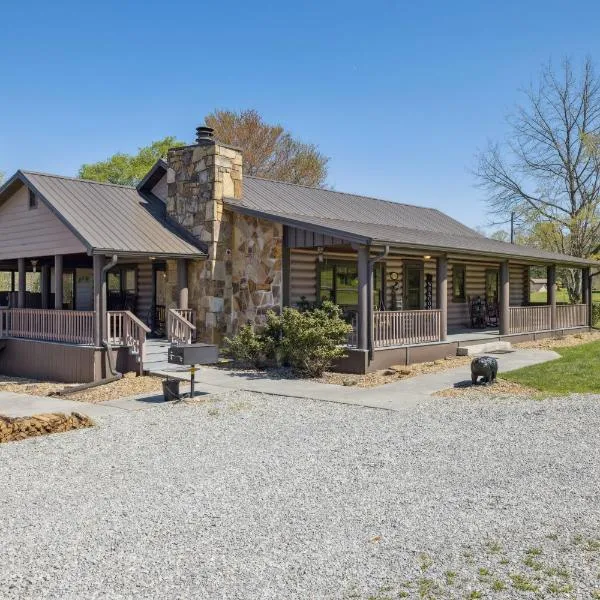 Log Haven Cozy Wears Valley Cabin with Hot Tub Game Room and Flat Yard for Dogs and Kids, hotel din Sevierville