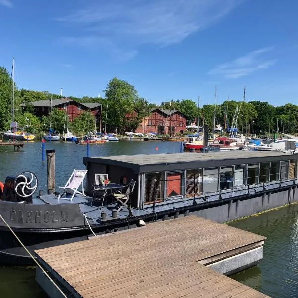 Hausboot Dänholm, hotel v destinaci Stralsund