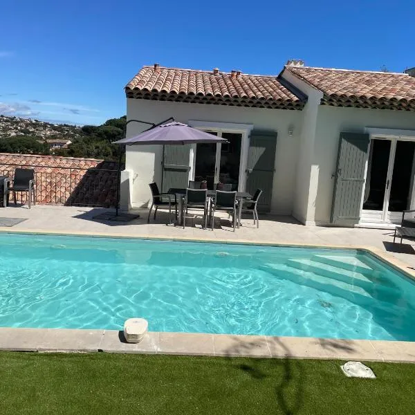 Villa Sainte Maxime 8 personnes piscine privée et proche de la mer，位于圣马克西姆的酒店