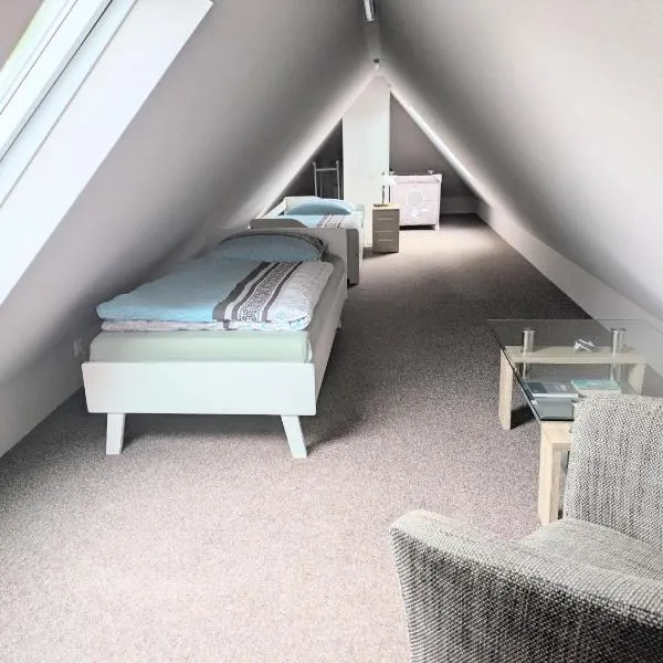 Dachgeschoss Wohnung nahe Heide, hotel v destinaci Tostedt