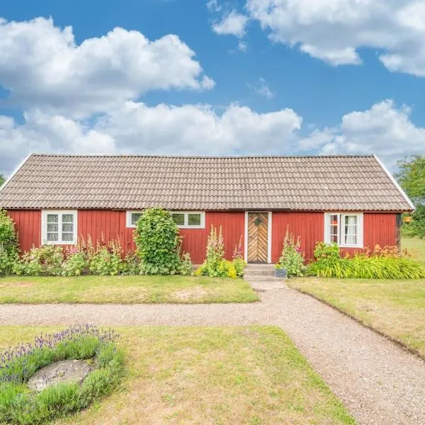 Lantligt gästhus - Sängkläder & handdukar ingår, hotel in Färjestaden