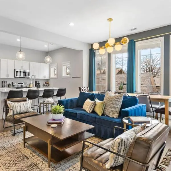 Modern Bliss with Garage by 12 South Restaurants and 2 miles Broadway, hotel in Nashville