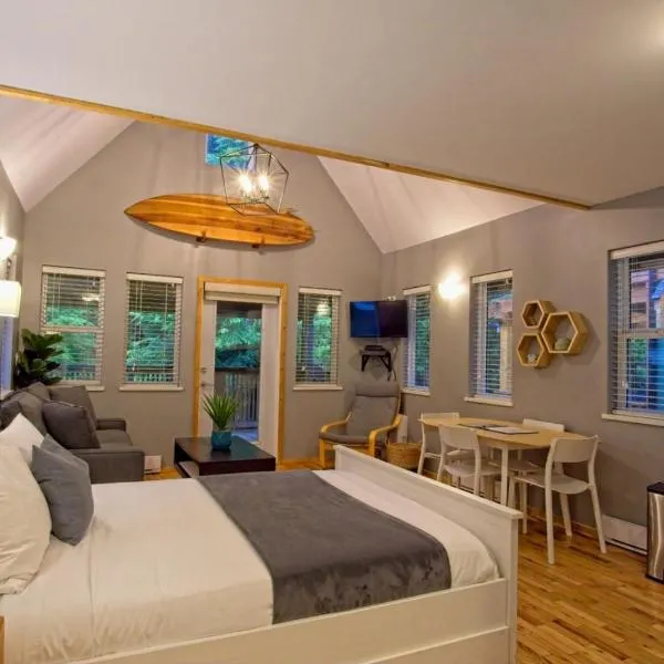Tide and Trail- Cabin in Ucluelet, хотел в Уклуелет