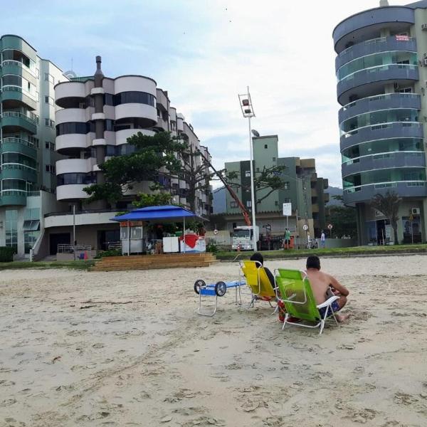 Prédio frente mar apto frente p montanhas a 20m PRAIA 8 pessoas