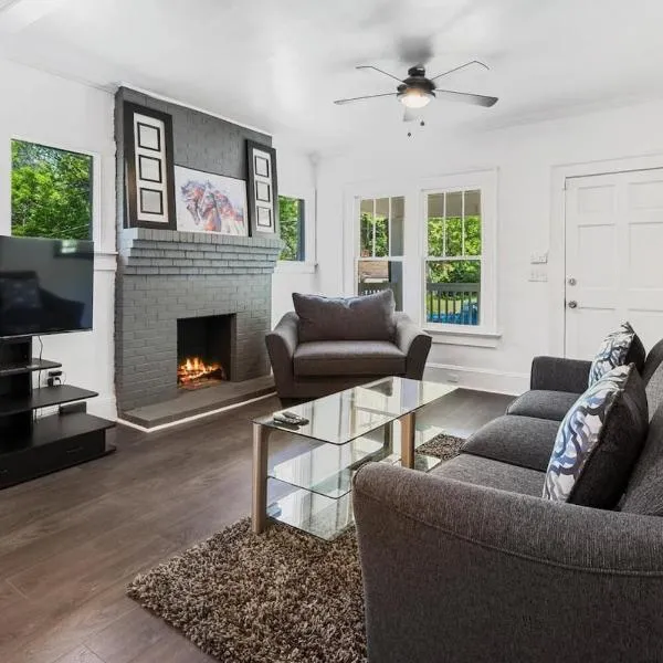Charming 2 Bedroom Bungalow with wifi and AC in lovely Atlanta, hotel in Atlanta