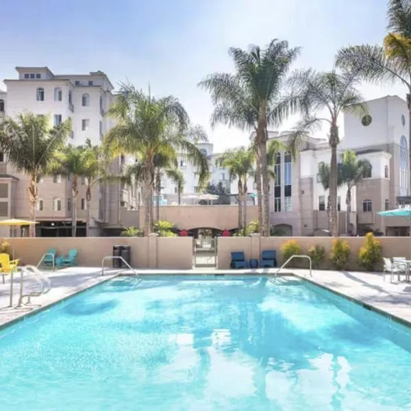 Luxury Escape Steps Away from Westfield UTC