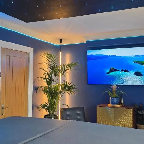 The NEW Blue Horse Suite at The Grumpy Schnauzer B&B Luxury Private Indoor Hot Tub Breakfast in Bed, hotel v destinácii Airdrie