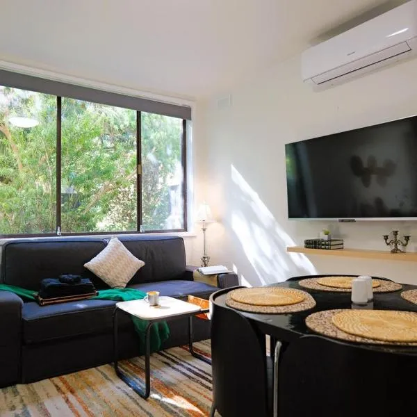 Cozy Hommee In Between CBD & Airport - Free Parking & Self Check-In, hotel in Albion