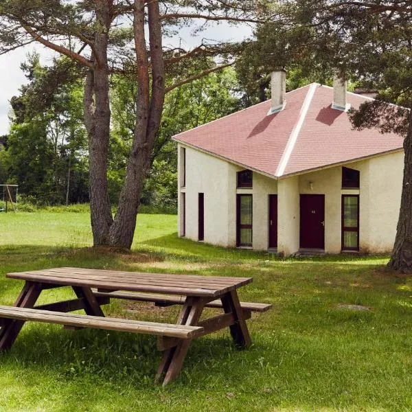 Les Gîtes du Bois de Chelles, hotel in La Chapelle-Geneste