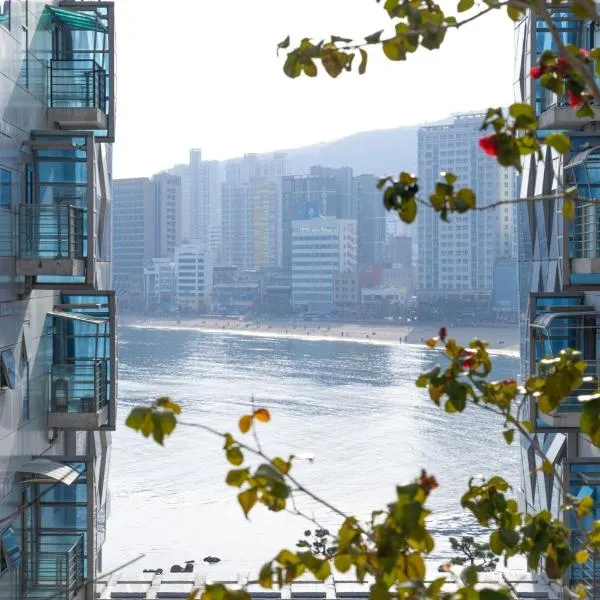 1 minute to the beach! Free parking! Sauna and gym, hotel v destinaci Pusan