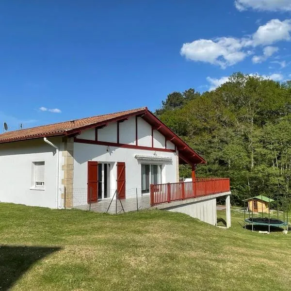 Charmante maison basque entre ville et campagne – hotel w mieście Arcangues
