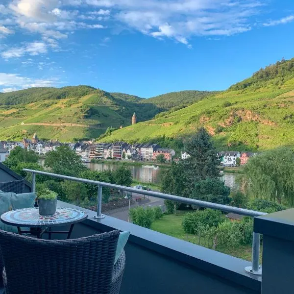 Happy Place Ferienwohnung mit Moselpanoramablick, Dachterrasse und Sauna，位于摩泽尔河畔的泽尔的酒店