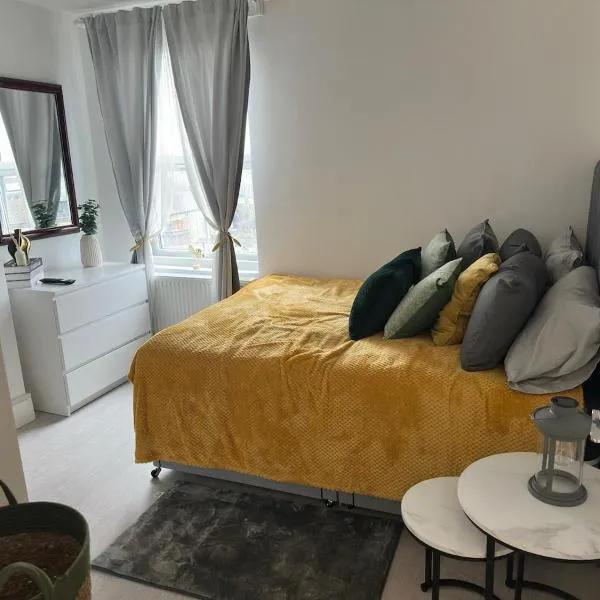 Viesnīca Spacious Studio with Separate the Kitchen 4A Londonā