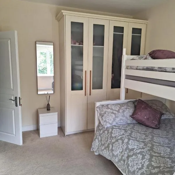 Bright , spacious & cosy room, hotel v destinaci Malahide
