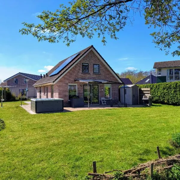 Komfortables Ferienhaus mit Garten, Weitblick und Whirlpool, hotel in Tzummarum