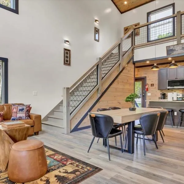 Seven Bears in the Woods -Modern-Luxury-Cabin--Hot Tub-Game Room, hotel in Sevierville
