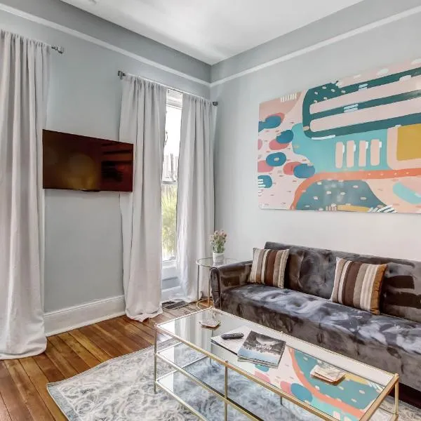 1BDR with Backyard Park Side Pet-friendly, hotel in Savannah