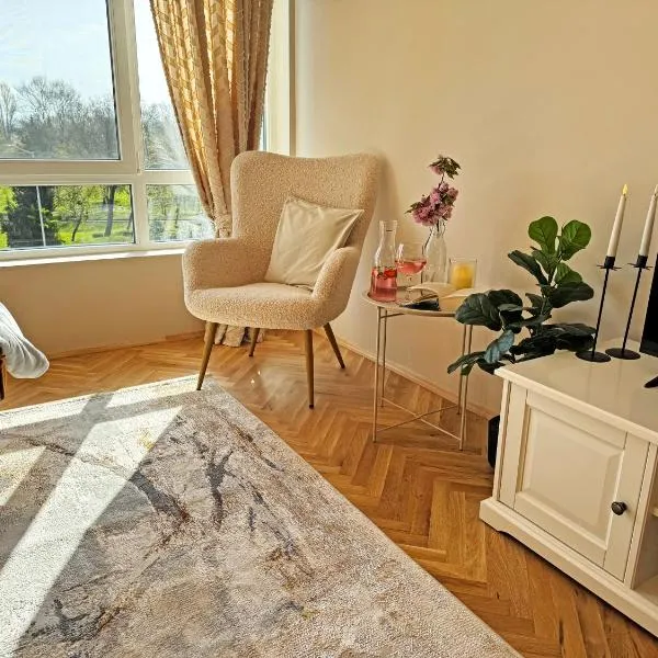 AURA BEACH apartment, hotel in Burgas