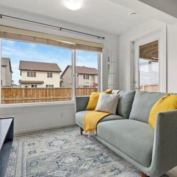 2 Bedroom walkout basement suite, hotel en Okotoks