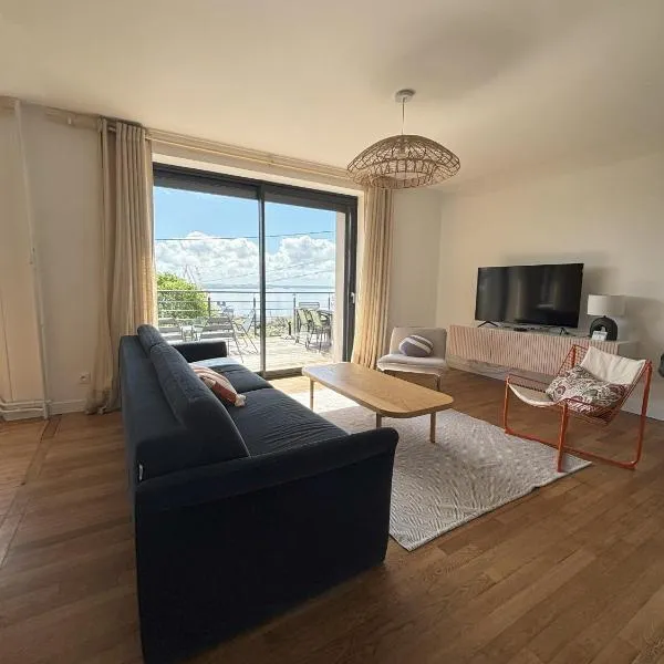maison vue mer avec terrasse, hotel in Brest