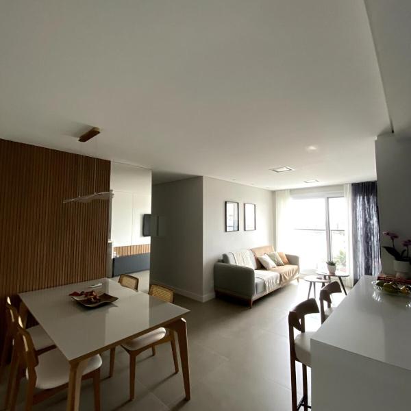 Apartamento moderno com 2 quartos, a 800m da praia Jurerê Internacional