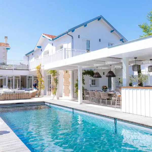 Villa Les Peupliers avec piscine privée et sauna, hotel em Royan