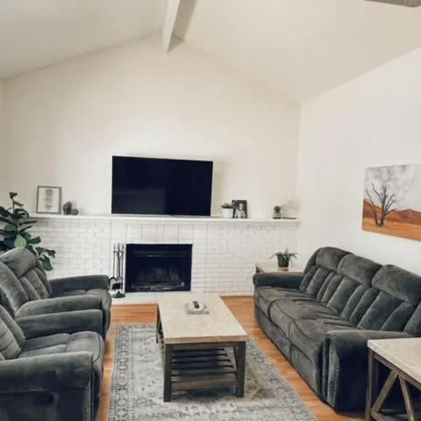 Delightful 4BR Home Nr Downtown Reno w Fireplace, hotel v destinaci Reno