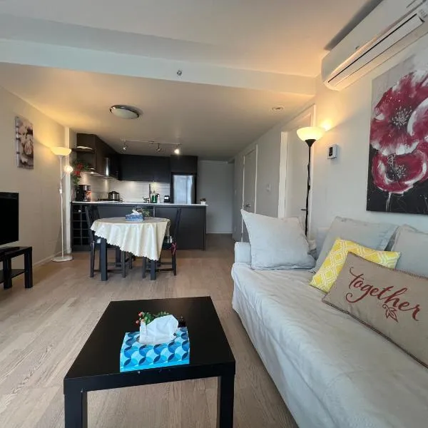 Luxury 1BR in Richmond Centre, hotel in Richmond