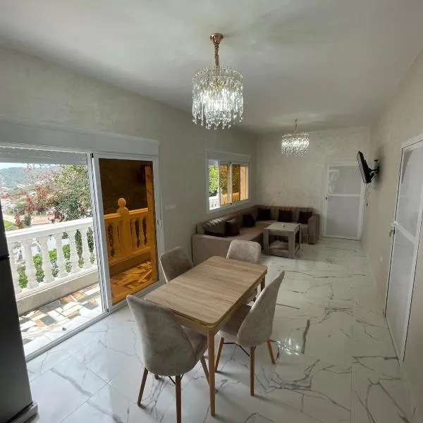 Villa with sea and mountain views, hotel v destinaci Belyounech 