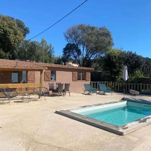 Petit chalet d’été avec piscine privée chauffée, hotel v destinaci Bonifacio