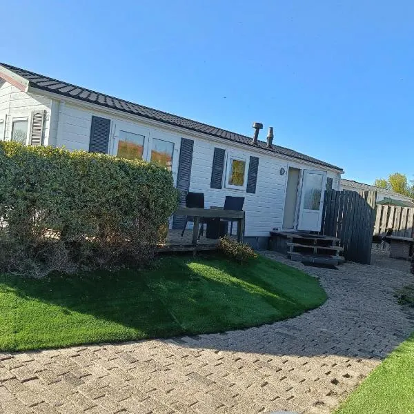 Sunny Chalet near Amsterdam at Camping Venhop, hotel v destinaci Berkhout