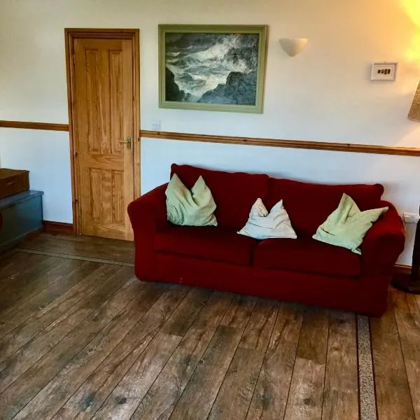 Rustic Apartment with Sea Views, hotel v destinaci Freshwater East