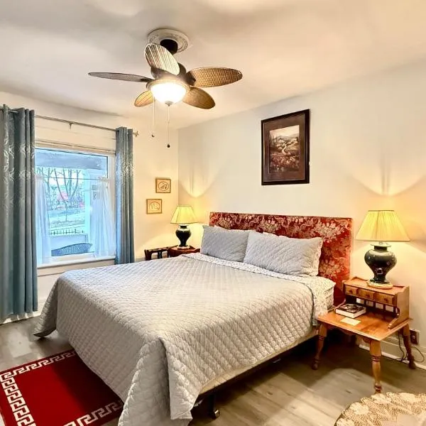 Adorable 2-bedroom unit with jacuzzi beside falls、ナイアガラ・フォールズのホテル