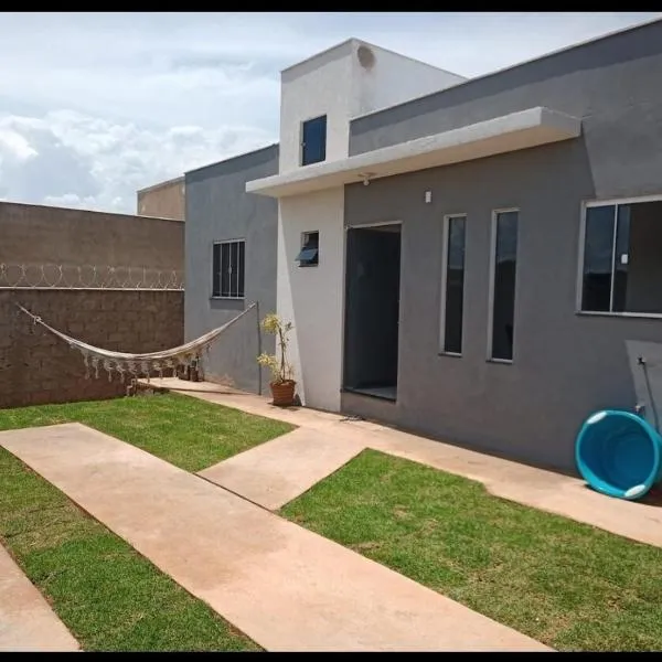 Micro casa com ar condicionado 2km da prainha, hotel en Três Marias