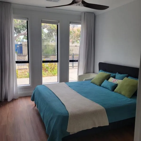 Newly built Duplex type home - 4km to North Terrace Adelaide, hótel í Evandale