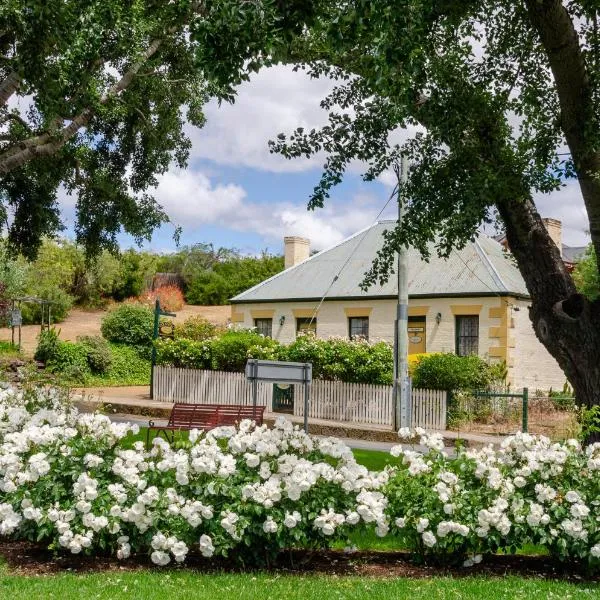 BRIDGE COTTAGES Sargeants & Armoury Cottages 1823 - HISTORY & CHARM, hotel v destinaci Richmond
