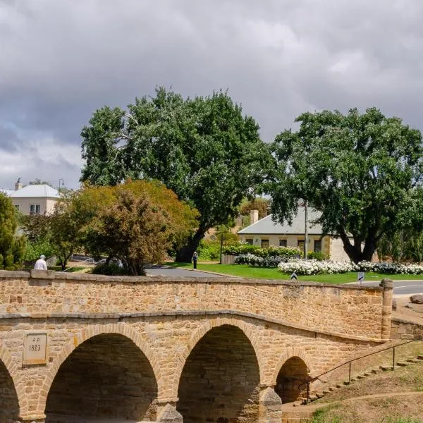 BRIDGE COTTAGES Sargeants & Armoury Cottages 1823 - HISTORY & CHARM, hotel a Richmond