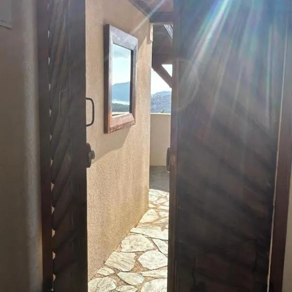 SWIM LODGE HOTEL Piscine privée ou Jacuzzi privé – hotel w mieście Porto-Vecchio