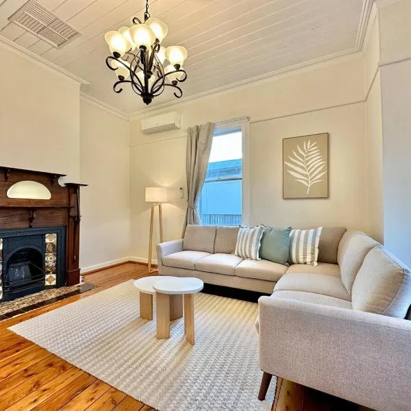 Currawong Corner Cottage, hotel in Young