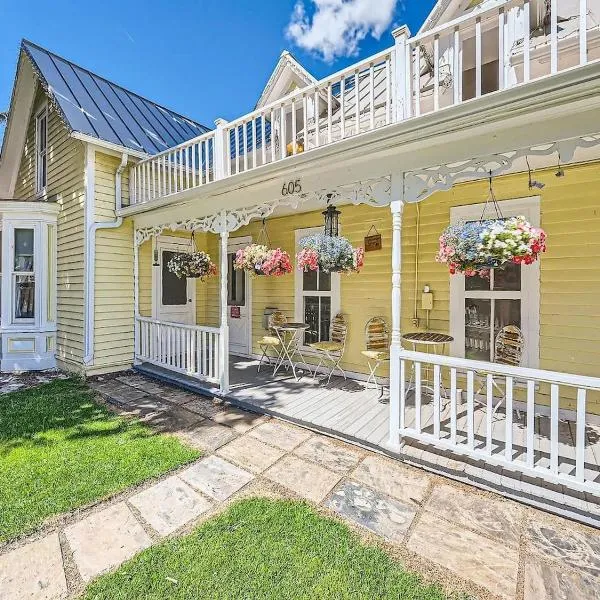 Charming Downtown Apartment in Victorian Home with Mountain Views, hotel v mestu Georgetown