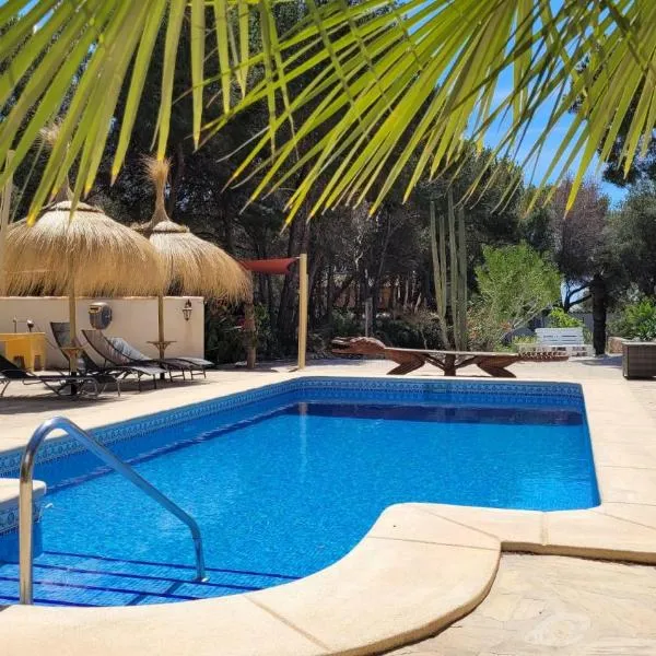 Casa Caledonia - Appartement dans villa avec jardin arboré et piscine à 500 M de la mer, hotel v destinaci Benissa