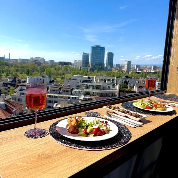 Blue Iris, 2BR, Stunning Views, Jacuzzi and Workspace, hotel in Sofia