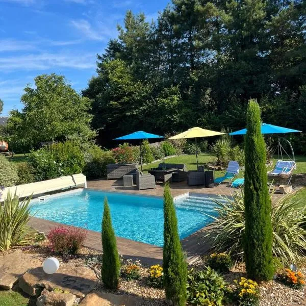 Gîte Ecrin de Verdure Jacuzzi et piscine, hotel in Angrie