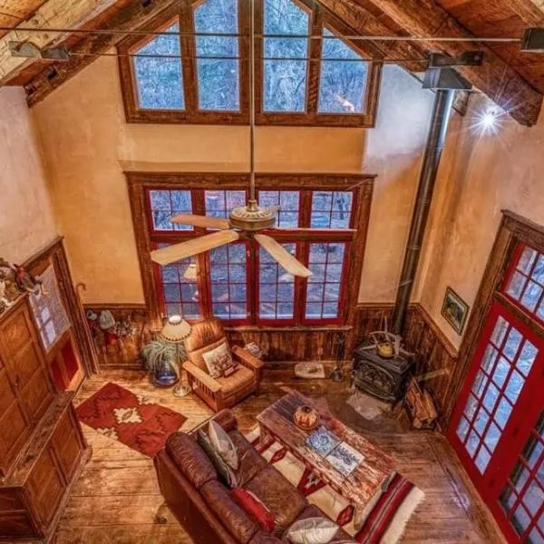 Storybook Cabin in the Santa Fe Forest, hotell sihtkohas Santa Fe