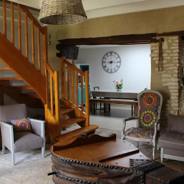 Les Noyers - Maison typique du Poitou - Calme et paisible - Proche du Futuroscope, хотел в Avanton